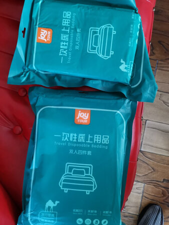 便携性能：这款一次性四件套是真空包装的，出门在外携带还是很方便。
适合人群：适合于出门旅游，出差在外住宿的人吧，主要是干净卫生嘛
其他特色：质量挺好的，用了七天，也比较完好，没有出现破损，推荐大家购买！