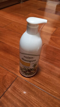 一直用这个牌子的洗发水，无硅油的，不错，又保湿