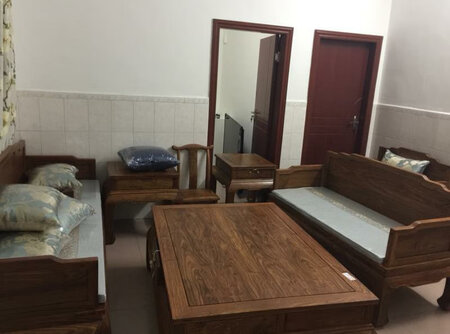 沙发看起来高档，是我想要的样子，跟客厅很搭配，材质也不错，是实木的。也没有什么难为的气味。在网上买真的比实体店便宜好多，满意！