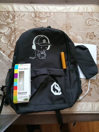 背包早到了家因为有事设评价现在追评一下吧背包很满意就给充电宝太小了这么小的充电宝还加了那么多钱很是不合适这点有些不满意