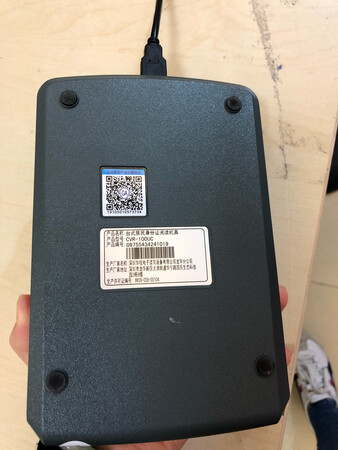 上级部门推荐了这款身份验证仪，京东上看到只剩最后一个了，看来很热门啊。可以在win10系统上使用，但是驱动得要自己找，这一点不太方便啊，如果是即插即用就方便多了。工作状态会有指示灯亮，读取速度也比较快，读卡精准，反应灵敏，使用方便。外观设计中规中矩，金属感比较强。