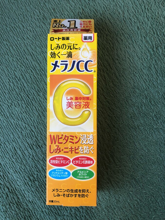 是在~上种草的这款乐敦CC祛斑产品的，拿回家就拆开用了，用了一段时间才来评价。先说下瓶口的设计，是圆的，不伤肤，直接往脸上抹就好了，这个设计很棒。产品是橙子味的感觉，淡淡的,整体味道比较好。用了之后，感觉有轻微改善，但是还是需要长久使用啦，希望能够有用!