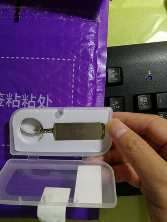 不得不承认，一分钱一分货，这U盘做工不怎么样，锋利的不锈钢边角有潜在割伤皮肤可能。且读取存取的数据不稳定，不建议存放重要文件在里面，但是当系统盘听歌盘用偶尔用下可以的。