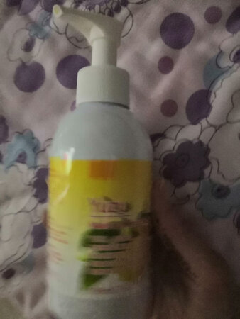 这款卸妆是朋友推荐的，柚子微很香，啫喱质地不油腻，卸的挺干净的。我习惯再加水乳化一下再用卸妆棉擦，其实是可以不用乳化的，直接用清水洗就可以，用过好几瓶了，这次双十一买可以两件七五折，挺合适的。打算以后一直用这款，京东送货超快。