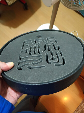 盖子有色差！经历了换货还是有，且换过来的盖子背后还有缺角和很深划痕，退了算了，建议嫌弃色差的人别买，嫌木头容易坏的，买陶瓷的会好点。