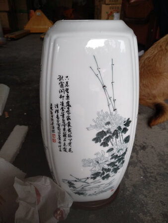 瓷质细腻，图案漂亮，买来放博古架。很完美。