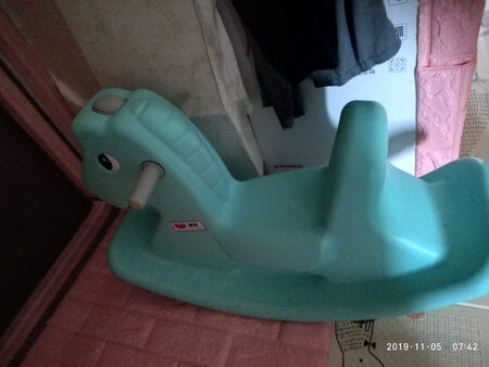 选了好久，最后选定的这款。买过这个牌子的玩具，好看又好玩，材质也安全。这款木马，优惠以后价格超级实惠，还是知名品牌的，质量没问题。木马一体成型，不会发生散架的情况，买回来拎出来贴个防滑条就可以给宝宝玩，很方便。无异味，颜色也好看，值得购买。