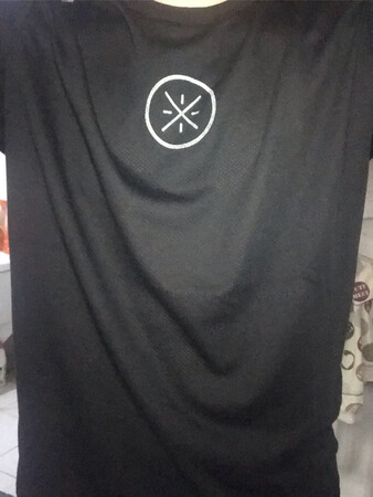 一身衣服一百多点。大家看看衣服的毛边，真的爱我的耐克啥的毛边都干净啊！真是大吃一惊，中国李宁，真的是在用心做产品啊。佩服，啥都不说了，必须好评。面料舒服，做工干净利索，衣服也很时尚。#这颠覆了我的三观啊。以后绝对就他家了。
