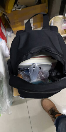 个人感觉这款书包实物比图片好看，而且很厚实，两层布，还防水，书包内部层次分明，装东西不会显得杂乱无章，而且容量够大无论是上课还是出去旅游都能胜任，还赠了四个徽章，快递也可以，唯一的遗憾就是没用京东物流，我贼爱京东物流，够快。东西很好，我很喜欢。