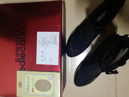 尺码大小：大小合适，而且显得秀气
材质手感：真牛皮鞋面，镂空透气春夏秋都可以穿。
外观颜值：尖头设计美观，真皮光亮，鞋跟有装饰。
舒适度：不夹脚，但鞋底有点硬，舒适度有待提升。
做工细节：做工整体还行。
其他特色：两百多元，买到一双真皮的靴子很划算，
还送了一双丝袜，谢谢。隔日达，快递很快。