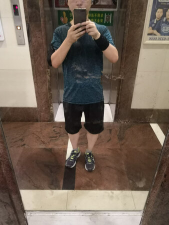 衣服刚收到就穿着去跑了半小时，感觉很棒。上衣湿透了也照样不觉得闷热，依然很透气，比之前的背心穿着都舒服，而且三件套的价格很实惠。果断下单再买一件替换着穿！