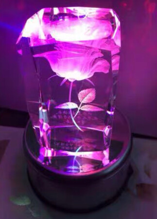 帮同事买的，为纪念日买的。做工还不错，很有质感，灯光也很炫目，还有音乐播放，在散发炫丽灯光的同时播放优美的旋律，3D激光内雕，图像栩栩如生，具有个性化和纪念意义，上面的水晶还会随着音乐转动，送人也是一个非常不错的选择