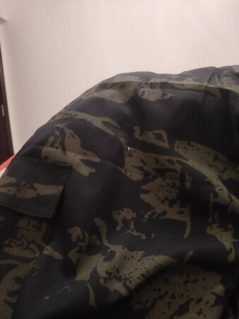 这个是单层的衣服 冬天穿不合适  另外裤子上有点瑕疵 懒得换了