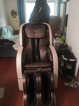非常棒的按摩椅?很舒适，大小也很好，是我预算内导轨最长的一款了！谁让咱有个一米九十多的老公呢～～～总之全家都很满意！