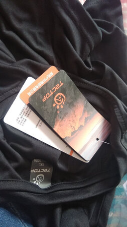 摸着料子挺舒服的，但这是因为要凑够200元才能减40才下的单。而且不是同一批快递送来的，拆分成两单，隔了一两天送来的。但是只过了三四天，就成了满199减40，好冤。等于我多买了一件不想买的。而且我买的时候宣传的意思和参加双十一差不多一个意思。但是优惠的方式让人措手不及，和客服联系，客服一开始总应付性的发你好，后来说可以补差价，补差价也不过3块钱，我是恼火你们的优惠方式变化太快，不能让顾客有所适应。所以差评是给服务的。