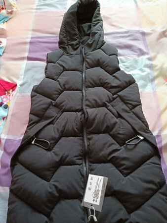 这个羽绒马甲真的质量很好、又很便宜，面料很舒服不错的，里面的面很柔软，款式好看穿上也很暖和，真的挺个错很厚实，这个价位在实体店肯定买不到，好喜欢