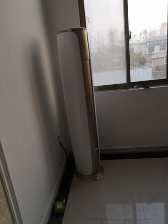 格力空调。大品牌值得信赖。
外形外观：大气好看
冷暖效果：大量出风。值得信赖
静音效果：没有听到任何杂音。静音效果非常好。
节能省电：节能环保
产品特色：外观大气。产品质量。非常好
送货安装：安装师傅非常细心。什么都做的很好。非常满意。