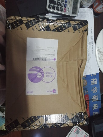 收到的时候箱子变形了，打开后包包侧面有点发霉，不过用纸插后就没有了