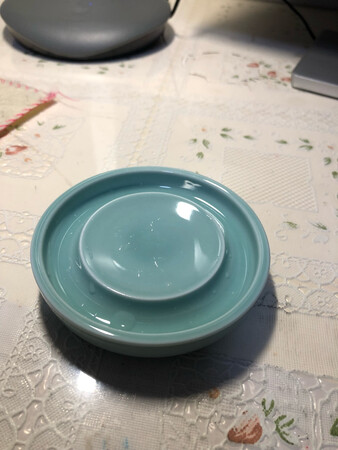 这个青瓷小墨碟，古色古香，造型美观，光滑细腻，颜色特别漂亮，让人爱不释手，看着立马就让人产生认认真真去写字作画的冲动，价格实惠，质量确实超出了我的预期，这下练习书画更来劲了。总之就是很满意的一次购物，会回购的。