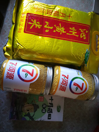 沁州黄小米熬粥好香，一直在京东上购买，很适合老人小孩吃，营养健康。
