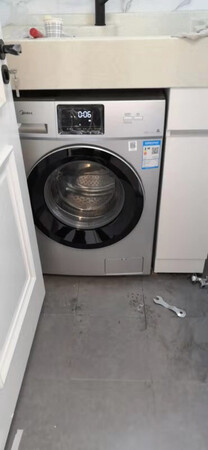 老公去新家安排安装的 老公说质感蛮好的 整体大气 搭配我的洗衣台 效果非常好 而且客服建议的这款刚好符合我家的洗衣台的尺寸 老公说安排的安装师傅非常好 总体就是?