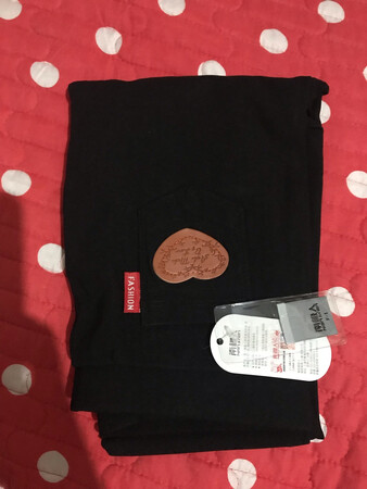 买的这几条裤子质量真的是太棒了，开始是先给姐姐买了两条，跟描述的一样，就是尺码稍微有点偏小，买的最大号按说145穿都可以的，可是我家老大也就是刚刚140，现在穿着正合适，估计明年春天就穿不了了，穿上很修身，弹力也很大，比较舒服，所以立马给妹妹又买了三条两个码，稍微买大了点，明年继续穿，希望商家活动多多呦，会持续关注你家的。