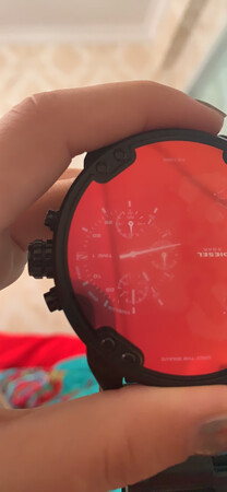 我是看了评价来买的 虽然不是名贵表 但是生活放水我觉得是最基本的毕竟两千多  一次沾水就进水了  客服还说不在维修范围内 才一个月  等了一个半月才到  带了一个月就这样  劝大家还是别买了
