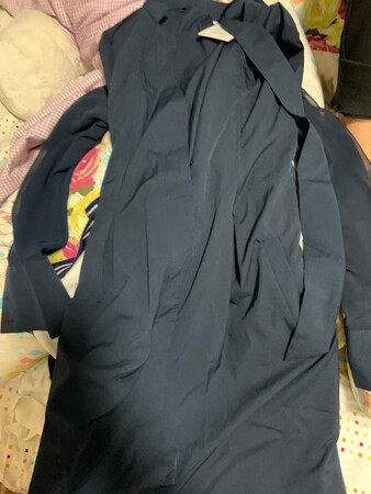 因为是特价，一次性就买了三件，三件里面只有一件感觉还可以，其他两件都感觉非常差，不仅是面料还是款式，跟图片上面完全是两回事儿，嗯，这一款呢我准备送给朋友，怀孕的穿我觉得还可以，穿起来一点质感都没有，款式也不怎么样。