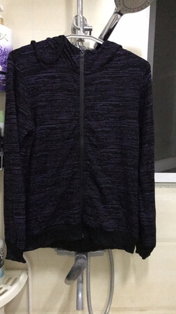 衣服收到了，已过水，不掉色，颜色穿上效果很不错?，本人很喜欢。