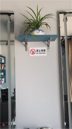 置物架很好，木板厚实没有味道，做工精致，毛刺什么的都没有，安装牢固结实