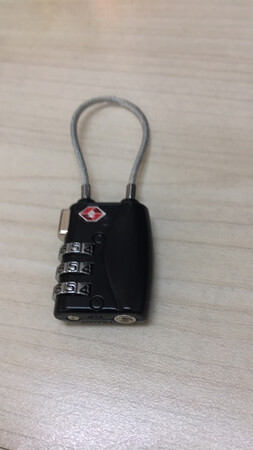 做工精细，有一定的重量，感觉比较结实。