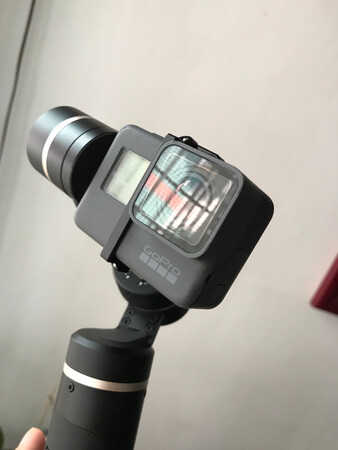 外形外观：金属外壳保证坚固，还有防雨水功能，一绝。
防抖效果：gopro如虎添翼，稳如狗
灵敏度：四向自然，顺畅
操作难易：简单，手机连接后更多设定容易