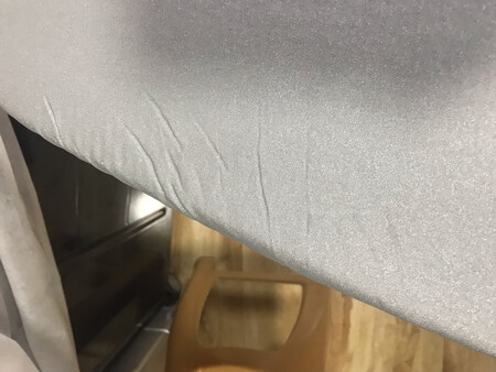 东西质量还可以，但是表面有黑色污迹和褶皱