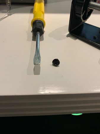 安装操作：螺丝是梅花螺丝，给的螺丝刀是平口的。好不容易自己买来个梅花螺丝刀，螺丝太短，也没有对应的螺母，根本无法安装，无法使用。