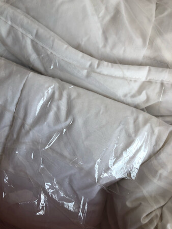 被子的布料是棉的，但是比较硬。羊毛不知好坏，比较粗，有纯新羊毛标志。还赠送一枕头，8斤的下来378