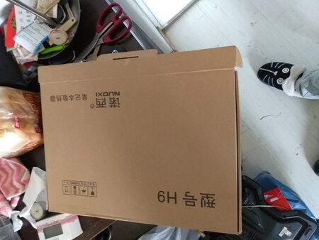 之前的酷冷用了10多年垫脚折了这个散热效果也不行了。网上选了半天开始是选上诺西5个风扇那个不过刚好赶上这款做活动便宜了不少也就买了。
  先说做工吧，真的不如我的老酷冷，整体感觉就是有些单薄因为除了中网大部分都是塑料的四边会有些剌手有笔记本放在上面的时候明显些。
  再说散热吧，这个效果真的不错。我的电脑是戴尔燃7000本身散热并不好，这个散热底座开最低档玩FM（cpu占用率100%）室温20°左右电脑问题55°左右玩两个小时偶尔会有笔记本本身的风扇狂响。
  最后说说噪音吧，这个怎么说呢其实愿意多花点钱选5风扇更好那个可以选择只打开部分风扇，而这款只能选风速不能关闭部分风扇。我是放在家里用，在家里安静的情况下噪音还是很清晰的不过还好只是单纯的风声不是杂音。
  总结下价格不贵，做工一般，散热很好，噪音一般，