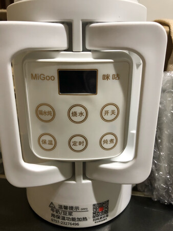 容量大小：最小水量400ml；最大水量700ml外观材质：白色P外壳，观感和手感都不错其它功能使用后再来评价。下面说说刚看到整体包装时的感受。整个外包装就是一个快递包装纸盒，想着打开后会看到一般产品都会有的一个印刷精美的外包装，结果就是一个简陋的马粪纸壳，中间夹着水壶。心情瞬间就不好了?，好歹也是*百元的商品，包装就不能走点心吗？另外说好的赠品收纳袋也只是一个简单的袋子，和商家宣传图片上的不一样。好在水壶的质感还不错，配件也都是齐全的，至于功能如何待使用后再来追评吧！