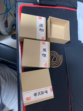 这壶 手感 好像不怎么样 有种沙沙的感觉 而且 放香的座 也没有 香好香很一般 ??? 感觉也就那样吧