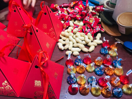 每次在京东购物，都会优选京东物流，主要是够快够准时，挑选了很久，发现很多喜糖盒同事都用过了，最后选了这个款，比较特别，而且跟我们婚礼的三角形小礼堂也很搭配，喜糖盒简约而大喜，好看又不会贵，能放的下不少喜糖和巧克力还有花生，给力！！