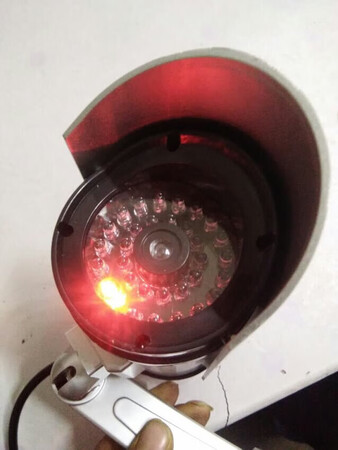 实物和图片一样 很良心 非常满意 老板赠送了电池和贴纸 都非常实用 很喜欢 做工精良 完全可以以假乱真 自带电线很逼真 配件齐全 钉子和掌管也都有 安装起来也非常方便 下次还会再次光顾的 在这里推荐给大家