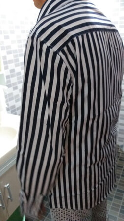 衬衣不错，是喜欢的深蓝条纹，韩版有点紧身听客服建议买的两X的，穿着还可以，做工精细看起来不错，面料比较舒服，物美价廉总体不错！