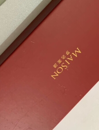 面料材质：材质很好！非常柔软，舒服，很喜欢！
颜色图案：颜色很nice！超喜欢的颜色！
触摸手感：柔滑，像肌肤一样！
产品包装：包装不错，快递也很给力。
其他特色：总体来说产品质量很好，包装也很精致，期待下次的相遇！