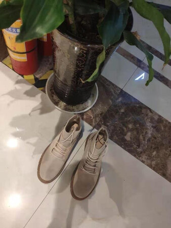 鞋子收到了，质量很好，穿上特别的舒服，客服推荐的码数大小正好，喜欢。