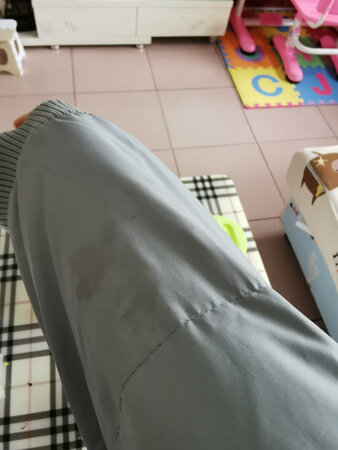 偶然间看到了这款羽绒服，瞬间被后背大大的刺绣图案击中，太喜欢这种刺绣了，收到衣衣后，果然很精致，图案很大气，颜色如图，无色差。果断试穿，不论是版型还是舒适度都非常满意，非常暖和，直筒型设计，修长不臃肿，帽子上的毛毛很密，整体触感柔软，唯有不足是袖子上一块污渍，跟客服一说，马上同意调换，效率很高