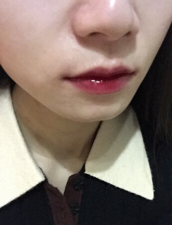 产品外观：精致
保湿效果：很保湿
持久效果：成膜后很持久
轻薄程度：轻薄
显色效果：显色
膏体气味：就是那个味
409色挺重的，我一向不化妆，开始满嘴涂，有点色重了，后来涂嘴唇内侧，用手指涂边缘，果然自然多了。晚上灯光不太好，无美颜。