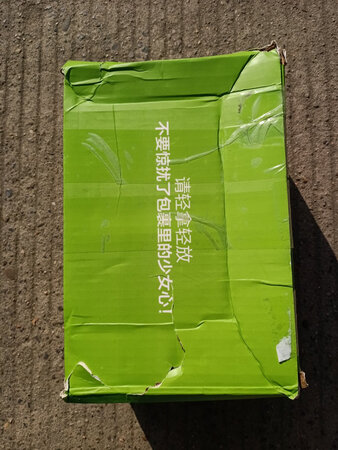 送的东西挺多的，就是这个盒子破损的有点尴尬，而且我以为会是那种套盒寄回来，没想到就只是套了一层泡沫盒，啧，有点失望，效果先用着再说吧