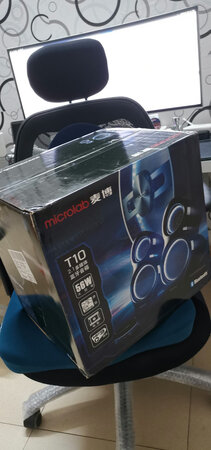 音质音效：破音明显，经过测试，发现是线控器的问题，清晰人声中高音时开始出现破音，低音时有种沉闷的鼓膜震动感，听久会产生厌烦，这一切问题可以说是出在线控器上，当然低音炮旋钮扭到中段沉闷的声音也会使人反感，这个看个人的喜爱吧，还有我的这款线控器底座不平，中间是鼓起来的，放桌面，去掉线可以当陀螺玩
外形外观：外观炫酷
做工质感：中等偏上，喇叭有缝隙，看个人接受程度
其他特色：蓝色被灯光很是诱人，售后服务很快速，这点值得称赞，我跟客服反应问题，马上有售后人员跟进了
