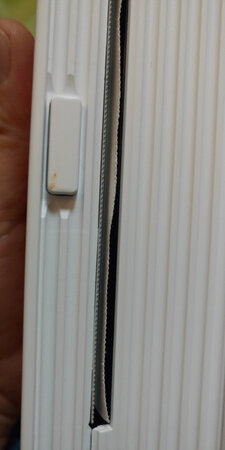 按钮上有污斑是啥意思？又不是特价商品，正常商品也这样？图片上的黄色斑已经是我手指擦掉一点了，本来还要大，太无语了。产品方面还没有用，用了再评价。