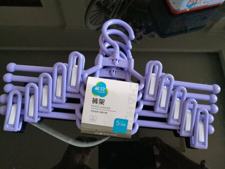 茶花裤夹质量很好，夹子顺滑好用，可以夹容易皱的裙子和裤子
