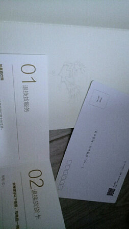 不莱玟包包的质量一如既往地很OK，没有任何异味，也没有看到有瑕疵的地方。布面好看，超级可爱~(≧▽≦)/~
不仅包装好看精致，而且物流速度也是杆杠的。
PS.还送一本超好看的小本本哦(⊙o⊙)，每页都有图案，真的超好看。